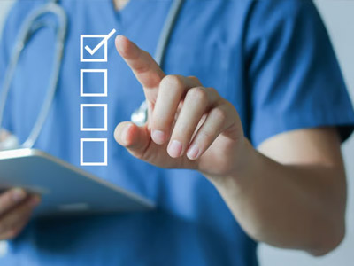 Quirófano moderno con equipo médico