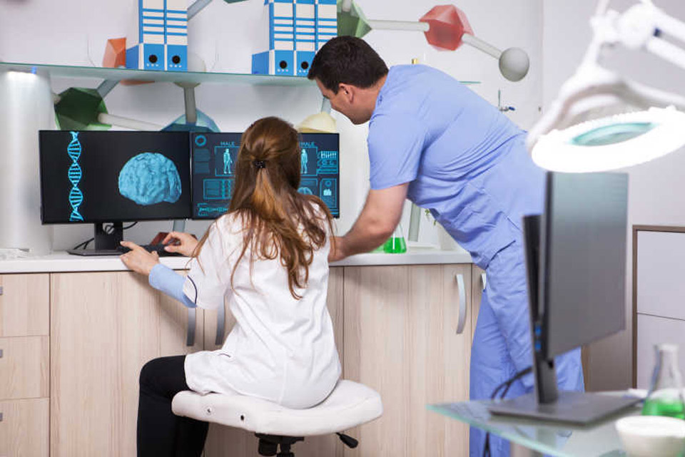 Mujer con manzana representando medicina preventiva